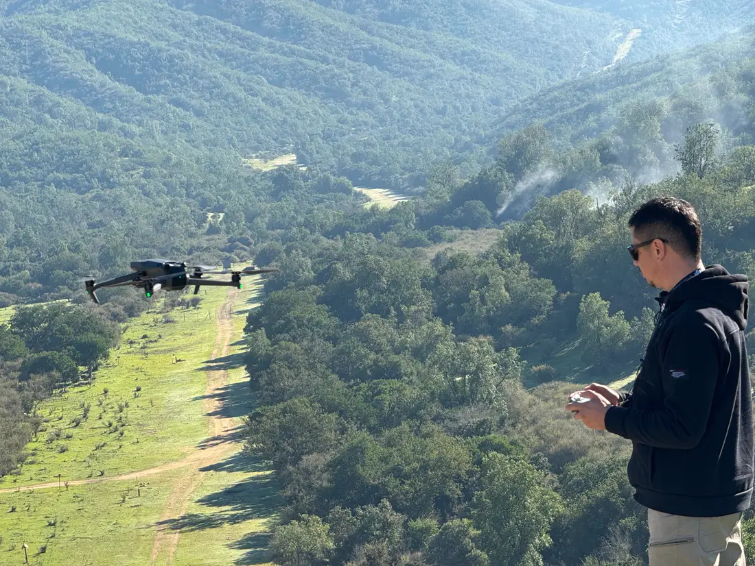 Operador de Electrogas pilotea un dron sobre la franja