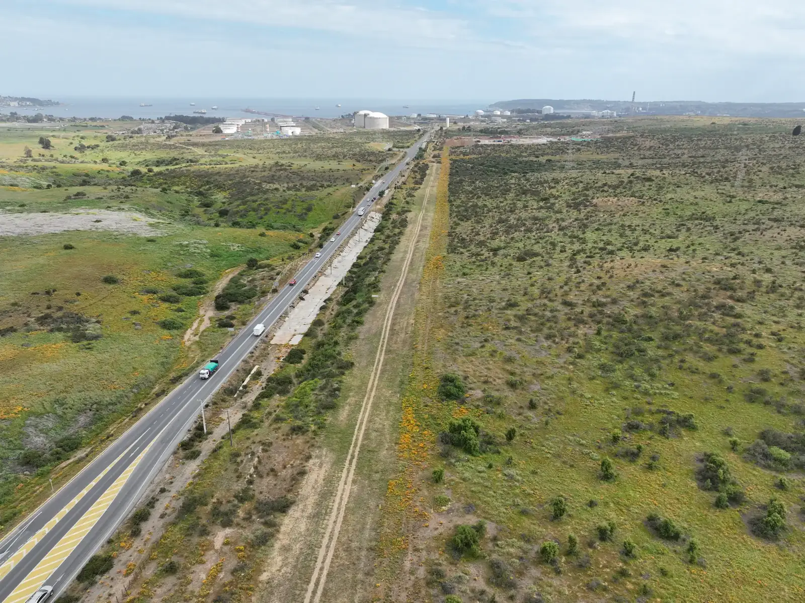 Franja del gasoducto entre cerros, junto a una carretera